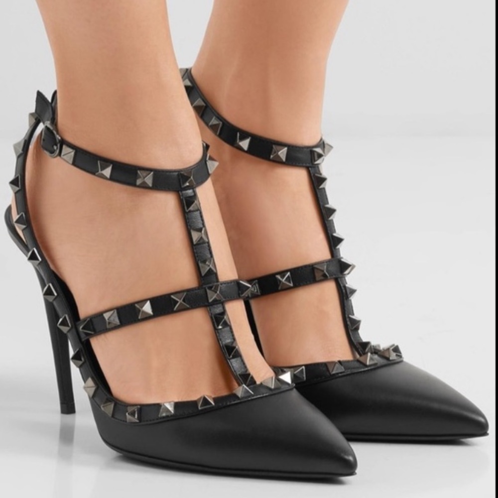 42 Valentino Garavani Noir Rockstud T-Strap Pump